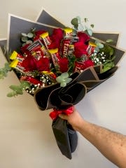 Kırmızı Gül ve Lezzetli Çikolatalar